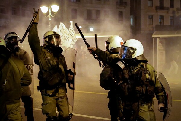 Διαδήλωση κατά της Μέρκελ- Επεισόδια και χημικά στο κέντρο της Αθήνας
