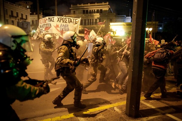 Διαδήλωση κατά της Μέρκελ- Επεισόδια και χημικά στο κέντρο της Αθήνας