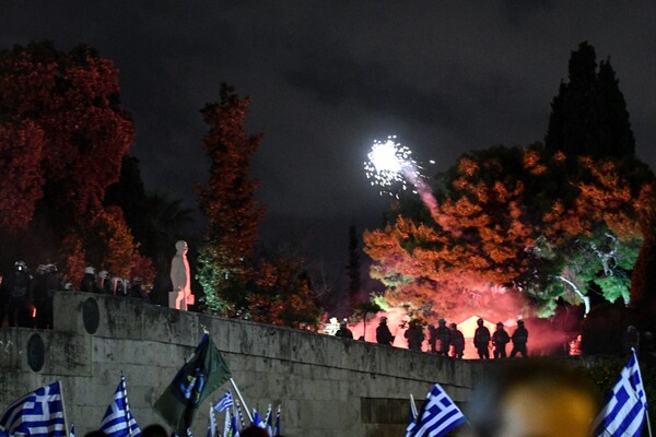 Πετροπόλεμος και χημικά έξω από τη Βουλή