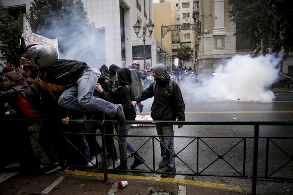 Επεισόδια στο κέντρο της Αθήνας - Μολότοφ και δακρυγόνα στην πορεία για τον Γρηγορόπουλο