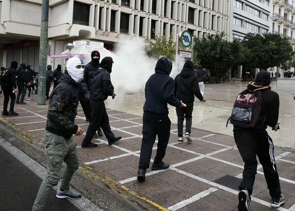 Επεισόδια στο κέντρο της Αθήνας - Μολότοφ και δακρυγόνα στην πορεία για τον Γρηγορόπουλο