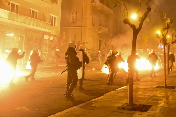 Νύχτα επεισοδίων στα Εξάρχεια - Τραυματίες, μολότοφ και βία για τα 10 χρόνια από τη δολοφονία Γρηγορόπουλου