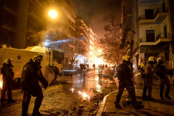 Νύχτα επεισοδίων στα Εξάρχεια - Τραυματίες, μολότοφ και βία για τα 10 χρόνια από τη δολοφονία Γρηγορόπουλου