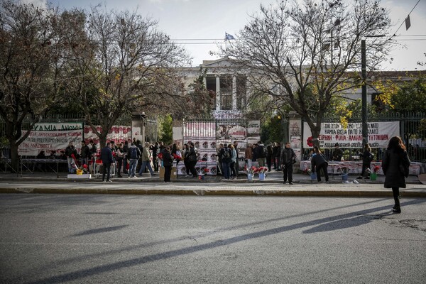 Προπηλάκισαν στελέχη του ΣΥΡΙΖΑ στο Πολυτεχνείο- Δεν τους άφησαν να καταθέσουν στεφάνι