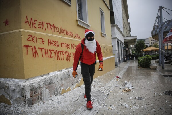 Επεισόδια στο κέντρο της Αθήνας - Μολότοφ και δακρυγόνα στην πορεία για τον Γρηγορόπουλο