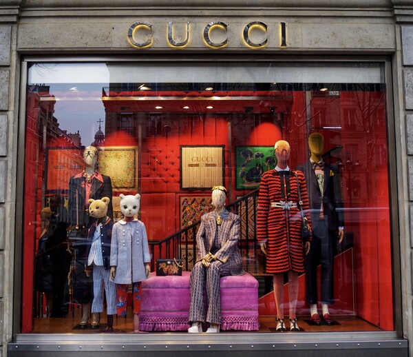 Η ιδιοκτήτρια εταιρεία του Gucci χρωστάει 1,4 δισ. ευρώ σε φόρους στην Ιταλία