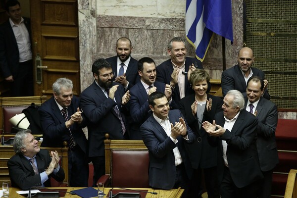 Φιλιά στον Τσίπρα, πανηγυρισμοί και αγκαλιές όταν ανακοινώθηκε πως πήρε ψήφο εμπιστοσύνης