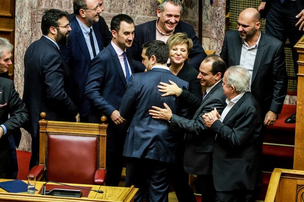 Φιλιά στον Τσίπρα, πανηγυρισμοί και αγκαλιές όταν ανακοινώθηκε πως πήρε ψήφο εμπιστοσύνης