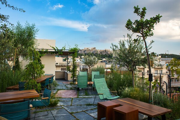 Ένα νέο ξενοδοχείο στου Ψυρρή με κάθετους κήπους και ταράτσα που μοιάζει με ελληνικό λιβάδι
