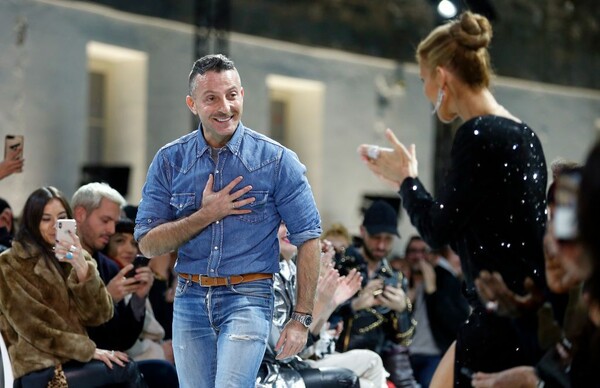 H Σελίν Ντιόν νιώθει fashion icon στην τοποθεσία Παρίσι - και το απολαμβάνει