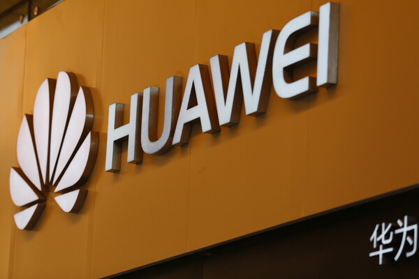 Η Huawei τιμώρησε δύο υπαλλήλους γιατί έστειλαν εταιρικές ευχές με iPhone