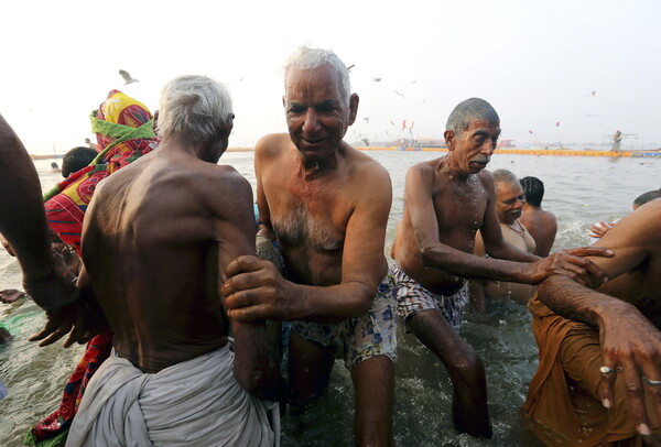 To ιερό Kumbh Mela: H μεγαλύτερη θρησκευτική συγκέντρωση στον κόσμο ξεκινά