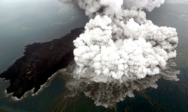 Συναγερμός στην Ινδονησία για την ηφαιστειακή τέφρα- Αναδρομολογούνται όλες οι πτήσεις