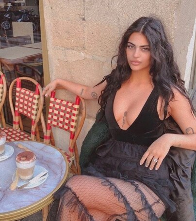 Μια influencer καταγγέλλει ότι της απαγόρευσαν την είσοδο στο Λούβρο λόγω φορέματος