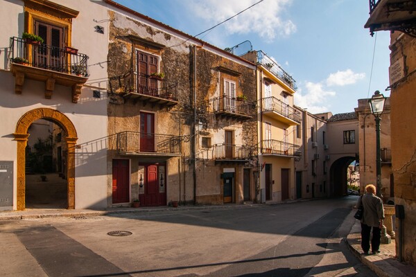 Σπίτια με μόνο 1 ευρώ πουλά μια υπέροχη ιταλική πόλη που θέλει νέους κατοίκους