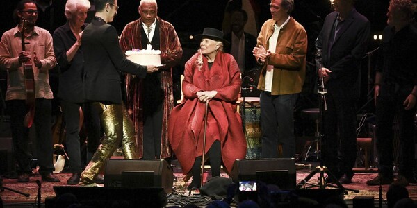 Η Joni Mitchell στα 75: Μια σπάνια εμφάνισή της μετά από χρόνια, εξ αφορμής των γενεθλίων της