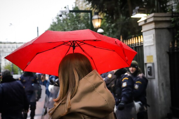 Χαλάει ο καιρός σήμερα: Πού θα βρέξει