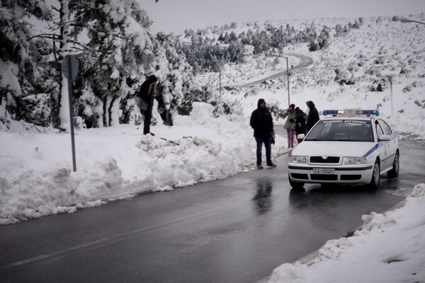Σε κλοιό χιονιά σχεδόν όλη η Ελλάδα - Σαρώνει η κακοκαιρία «Σοφία»
