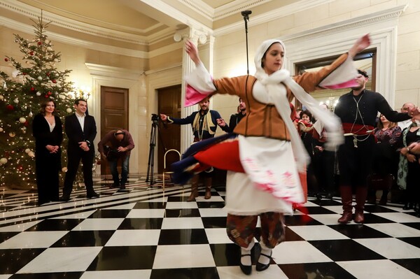 Κάλαντα στο Μαξίμου: Ο χορός του Αλέξη Τσίπρα και η ευδιάθετη Μπετυ Μπαζιάνα