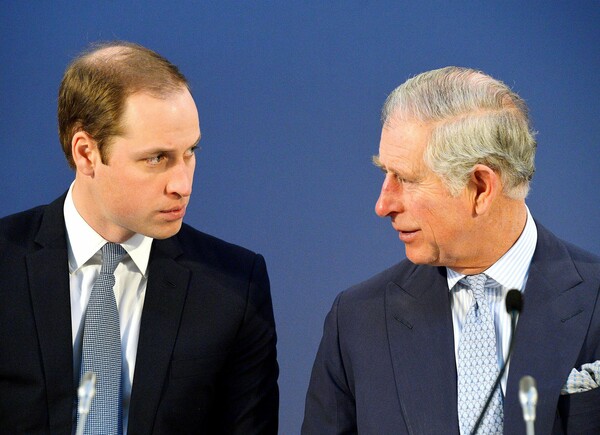 Σχεδόν οι μισοί Βρετανοί θέλουν ο Κάρολος να παραχωρήσει τον τίτλο του Διαδόχου στον Ουίλιαμ