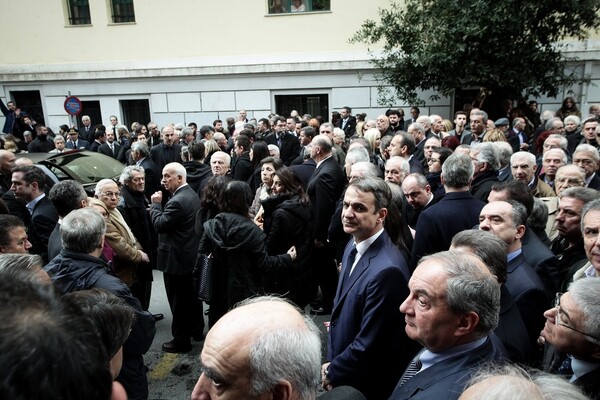 Πλήθος κόσμου στην κηδεία του Δημήτρη Σιούφα