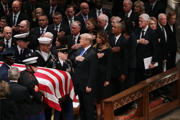 Παγκόσμιοι ηγέτες, ψυχρές χειραψίες και δάκρυα στην κηδεία του Τζορτζ Μπους του πρεσβύτερου