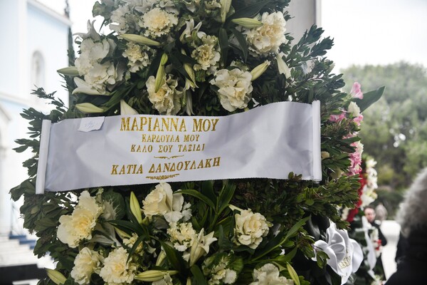 Συγκίνηση στην κηδεία της Μαριάννας Τόλη - Καλλιτέχνες και φίλοι είπαν το τελευταίο αντίο