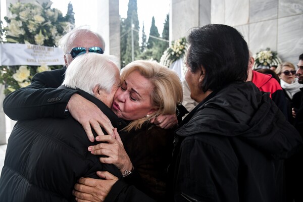 Συγκίνηση στην κηδεία της Μαριάννας Τόλη - Καλλιτέχνες και φίλοι είπαν το τελευταίο αντίο