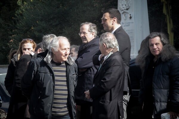 Πολιτικοί, δημοσιογράφοι καλλιτέχνες, συνεργάτες και πλήθος στην κηδεία του Θέμου Αναστασιάδη
