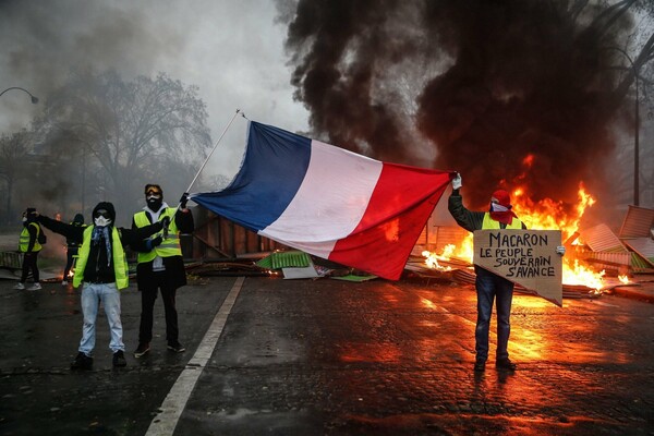 Liberation:«Θα καεί το Παρίσι;» - Τι γράφει σήμερα ο γαλλικός Τύπος για τα Κίτρινα Γιλέκα