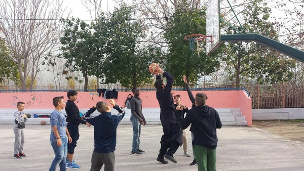 Ο πατέρας Αντώνιος, ένας ήρωας του καιρού, μιλά στη LIFO