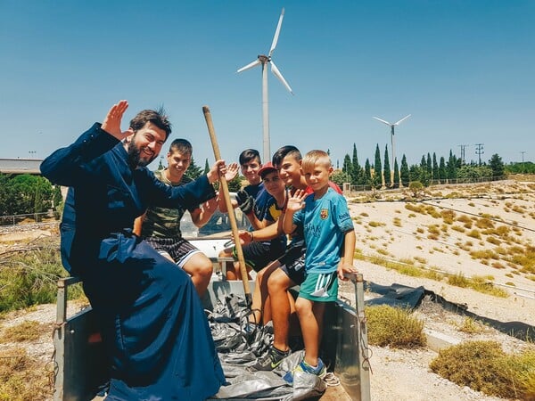 Ο πατέρας Αντώνιος, ένας ήρωας του καιρού, μιλά στη LIFO