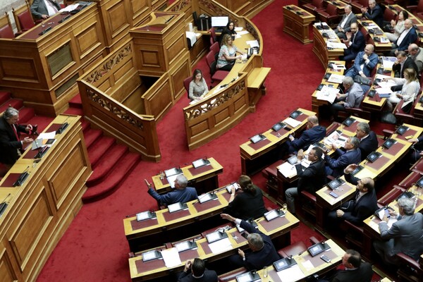 Κυβερνητικός αξιωματούχος: Δεν θα περικοπούν οι συντάξεις - «Κλείδωσαν» τα μέτρα