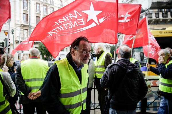 Έξω από τη γαλλική πρεσβεία, με κίτρινα γιλέκα, διαδήλωσε η ΛΑΕ