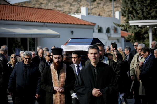 Ο Γιώργος Λάνθιμος στην κηδεία του πατέρα του, Αντώνη