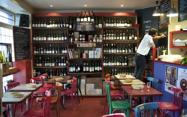 6 παριζιάνικα bars a vin για όσους αγαπάνε το κρασί (και τα ταξίδια)