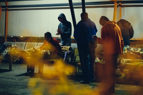 Η «Παρέα» μαγειρεύει στους άστεγους του λιμανιού του Πειραιά τα βράδια της Κυριακής
