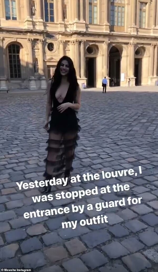 Μια influencer καταγγέλλει ότι της απαγόρευσαν την είσοδο στο Λούβρο λόγω φορέματος