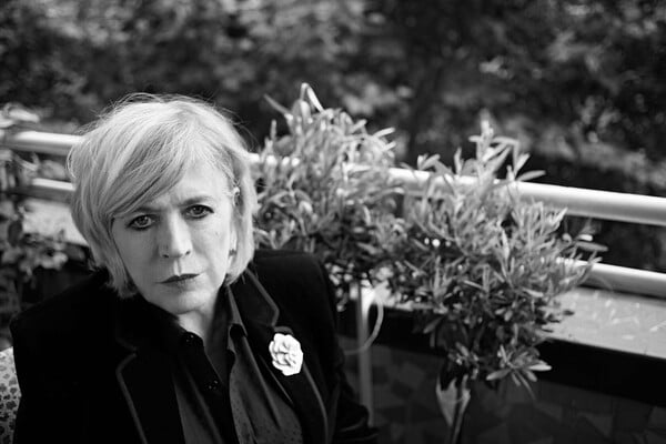 Η Marianne Faithfull δεν κλαίει ποτέ και δεν θέλει να ξαναπατήσει στην Ελλάδα