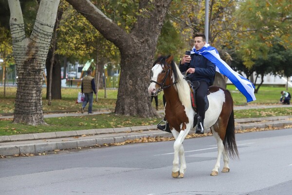 Μαθητής βγήκε με άλογο στη Θεσσαλονίκη για να διαμαρτυρηθεί για την Μακεδονία