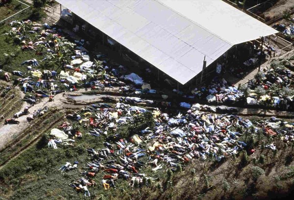 Σαν σήμερα, 900 πιστοί σέκτας αυτοκτόνησαν μαζικά κατ' εντολήν του σκοτεινού ηγέτη τους