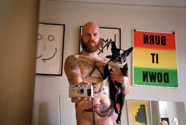 Oι φίλοι του Ryan McGinley φωτογραφίζονται γυμνοί μπροστά στον καθρέφτη (NSFW)