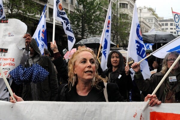 Όταν είχε έρθει η Μέρκελ στην Αθήνα: Τα «Raus», οι μούντζες, ο γυμνός διαδηλωτής και ο Τσίπρας μπροστάρης