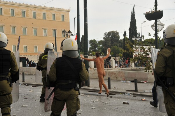 Όταν είχε έρθει η Μέρκελ στην Αθήνα: Τα «Raus», οι μούντζες, ο γυμνός διαδηλωτής και ο Τσίπρας μπροστάρης