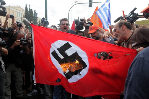 Όταν είχε έρθει η Μέρκελ στην Αθήνα: Τα «Raus», οι μούντζες, ο γυμνός διαδηλωτής και ο Τσίπρας μπροστάρης