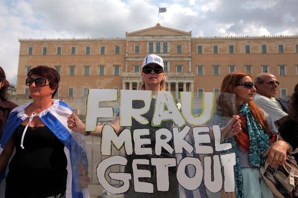 Όταν είχε έρθει η Μέρκελ στην Αθήνα: Τα «Raus», οι μούντζες, ο γυμνός διαδηλωτής και ο Τσίπρας μπροστάρης