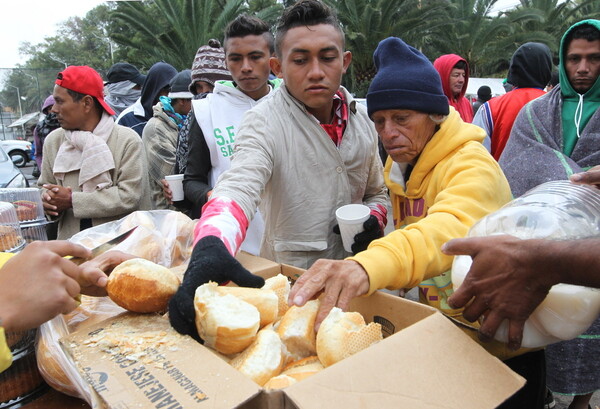 «Ερχόμαστε ειρηνικά»- 1500 μετανάστες του καραβανιού στα σύνορα Μεξικού-ΗΠΑ