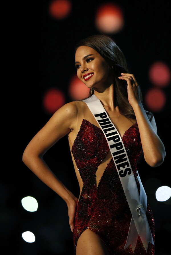 Miss Universe: Μια 24χρονη Φιλιππινέζα η νικήτρια - Δεν πέρασε στην εικοσάδα η Σταρ Ελλάς Ιωάννα Μπέλλα