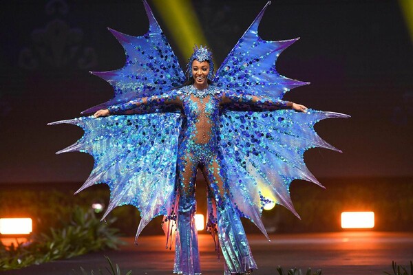 Τα θεαματικά κοστούμια του Miss Universe - Mε παραδοσιακή στολή η Ιωάννα Μπέλλα και η πρώτη transgender υποψήφια