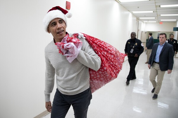 O Μπαράκ Ομπάμα ως Άγιος Βασίλης σε νοσοκομείο για παιδιά
